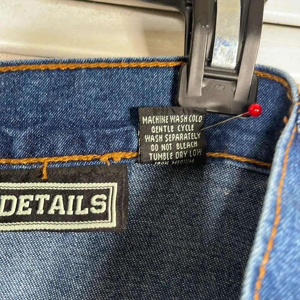 Details color blue